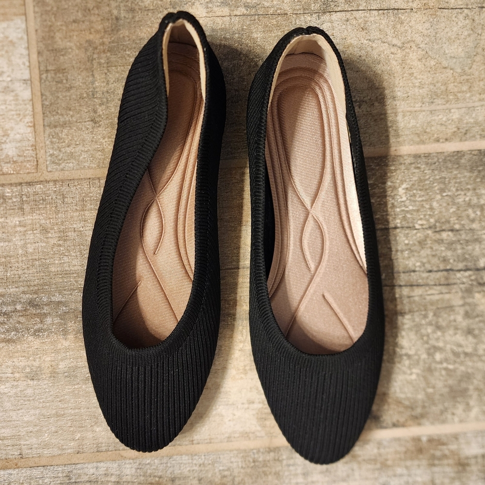 Like New Ladies Black ribbed ballet flats size 37(7)